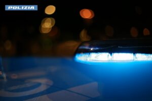 Violenza domestica in strada a Milano passante segnala con lApp YouPol la Polizia interviene e scatta lAmmonimento del Questore