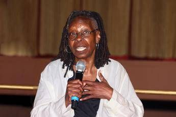 A Un Posto al sole arriva Whoopi Goldberg Il set Come una vacanza in un Paese che amo A Un Posto al sole arriva Whoopi Goldberg Il set Come una vacanza in un Paese che amo