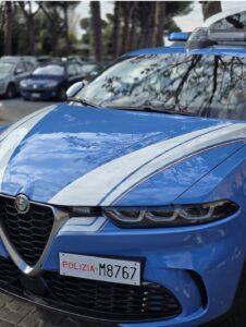 Aggredisce la madre e tenta di colpire il compagno con un coltello arrestato 31enne, interviene la Polizia con il taser