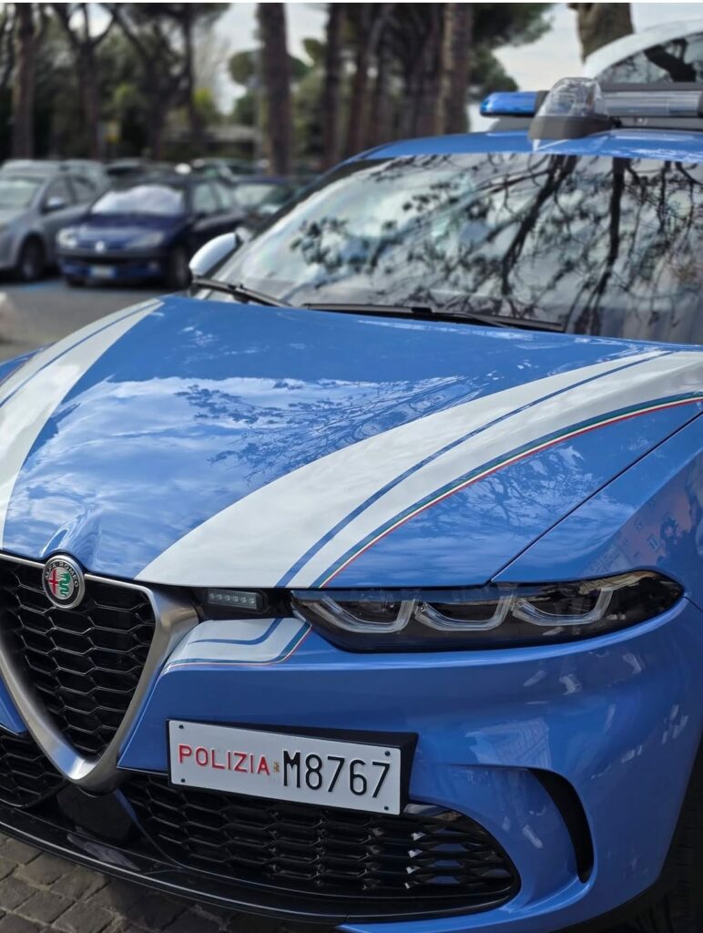 Aggredisce la madre e tenta di colpire il compagno con un coltello arrestato 31enne, interviene la Polizia con il taser