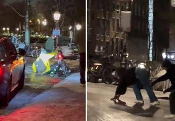 Amsterdam congelata si scivola tra strade ghiacciate e scene surreali Amsterdam congelata si scivola tra strade ghiacciate e scene surreali