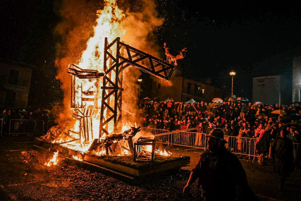 Ardesio scaccia l’inverno con la Scasada del Zenerù