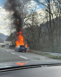 Auto in fiamme sulla provinciale traffico rallentato verso Clusone