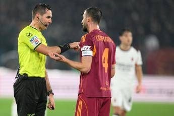 Bartesaghi tocca di mano arbitro assegna rigore proteste in Roma Milan Bartesaghi tocca di mano arbitro assegna rigore proteste in Roma Milan