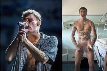 Blanco la foto che fa discutere in ospedale. completamente nudo Blanco la foto che fa discutere in ospedale. completamente nudo