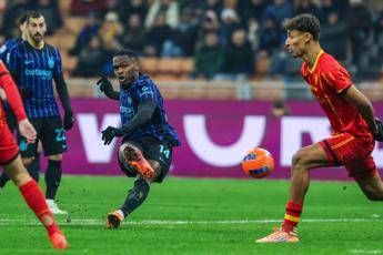 Bonny cade in area ma Veiga colpisce il pallone giallo rigore in Inter Lecce