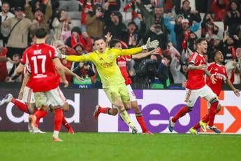 Champions Benfica qualificato allo scadere con gol del portiere. Mourinho show in panchina Champions Benfica qualificato allo scadere con gol del portiere. Mourinho show in panchina