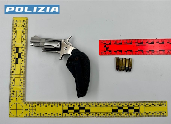 Controlli nelle strutture ricettive arma clandestina nascosta tra prodotti per l’igiene. Arrestati due cittadini stranieri