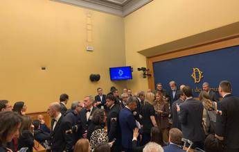 Convegno remigrazione alla Camera opposizioni occupano sala stampa e cantano Bella Ciao Convegno remigrazione alla Camera opposizioni occupano sala stampa e cantano Bella Ciao