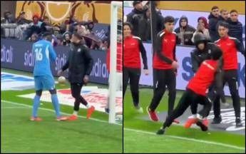 Coppa dAfrica la surreale lotta per lasciugamano tra il portiere del Senegal e i raccattapalle del Marocco