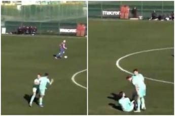 Corre verso compagno e lo butta a terra con una spallata clamorosa lite in amichevole