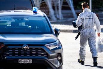 Crans Montana cameriere sulle spalle dei colleghi per lo spettacolo pirotecnico il ruolo di Jessica Moretti