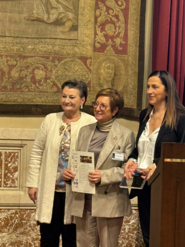Da sinistra Anna Maria Gandolfi Consigliera di Parita della Regione Lombardia Giovanna Terzi Bosatelli e Filomena DAntini Consigliera Nazionale di Parita Leadership e Impegno Sociale: Giovanna Terzi Bosatelli riceve lo Standout Woman Award 2026