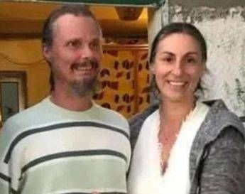 Famiglia nel bosco manca il traduttore slitta la perizia sui genitori Famiglia nel bosco manca il traduttore slitta la perizia sui genitori