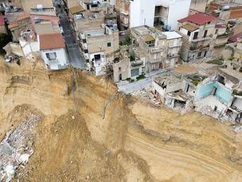 Frana Niscemi oggi riaprono le scuole. Tajani in Sicilia Frana Niscemi oggi riaprono le scuole. Tajani in Sicilia