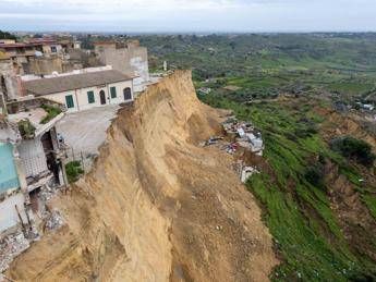 Frana Niscemi sindaco agli abitanti Rispettate i divieti di accesso nella zona rossa Frana Niscemi sindaco agli abitanti Rispettate i divieti di accesso nella zona rossa