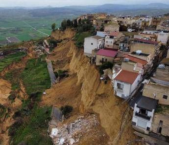 Frana a Niscemi il sindaco agli abitanti State a casa