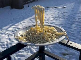 Freddo artico negli Usa gli spaghetti si congelano e restano sospesi il video e virale Freddo artico negli Usa gli spaghetti si congelano e restano sospesi il video e virale