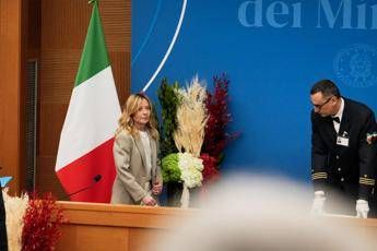 Giacca beige e chioma beachwaves il look di Meloni in conferenza stampa