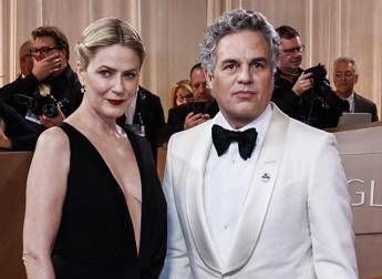 Golden Globes da Ruffalo a Lyonne le celebrita indossano spille di protesta contro lICE