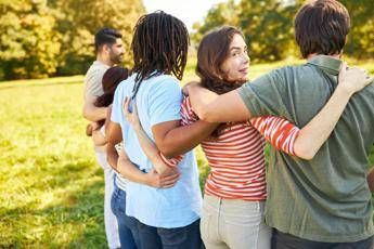 Hugging Day fra calore umano e robot il potere terapeutico dellabbraccio Hugging Day fra calore umano e robot il potere terapeutico dellabbraccio