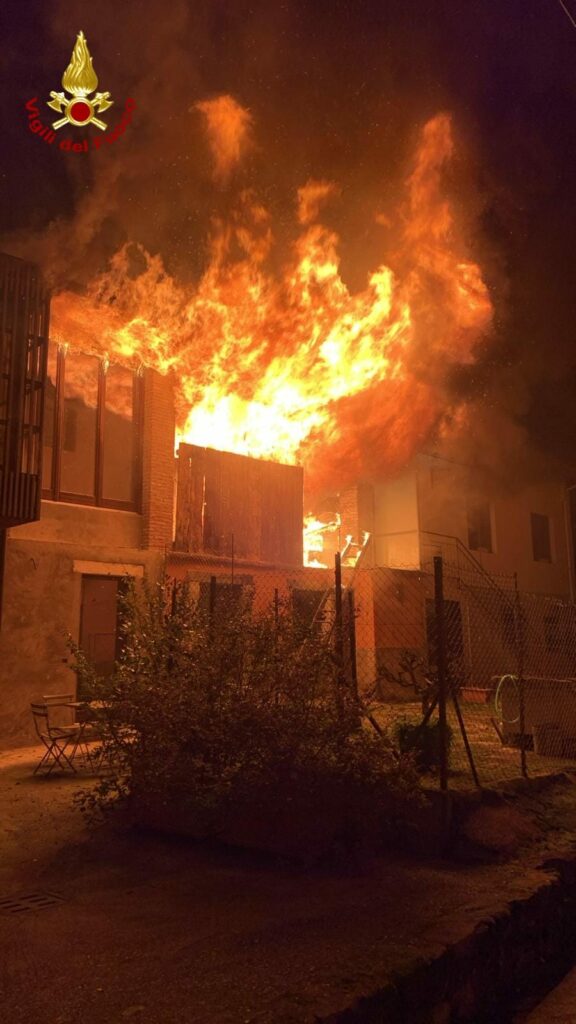 Incendio in un’abitazione a Valtesse Vigili del Fuoco al lavoro in via Valverde