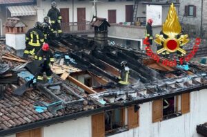 Incendio sul tetto di un edificio a Borno intervento dei Vigili del Fuoco