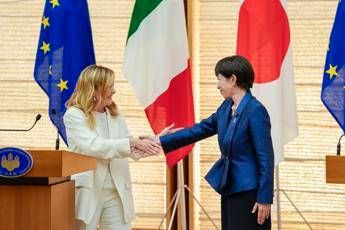 Italia Giappone Meloni e le bacchette a tavola Takaichi mi ha fatto i complimenti