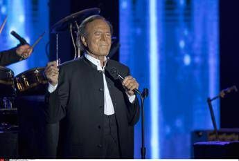 Julio Iglesias accusato di violenze sessuali il cantante si difende La verita verra a galla