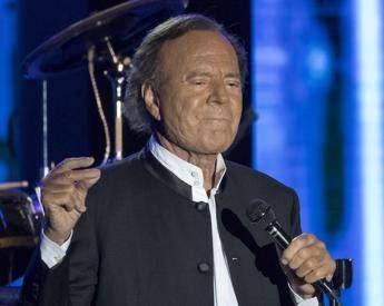 Julio Iglesias chiede larchiviazione dellindagine per presunti abusi