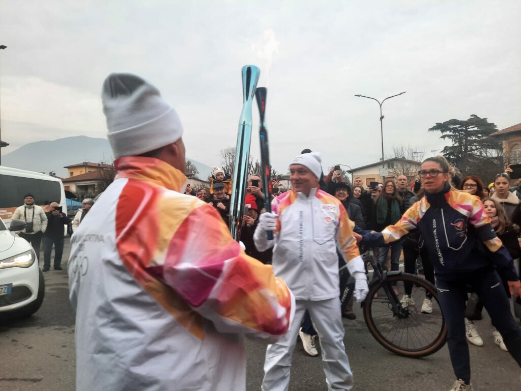 La Fiamma Olimpica è ormai vicina, ad Iseo applausi ed emozioni per il seriano Mirco Gualdi