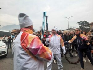La Fiamma Olimpica e ormai vicina ad Iseo applausi ed emozioni per il seriano Mirco Gualdi La Fiamma Olimpica è ormai vicina, ad Iseo applausi ed emozioni per il seriano Mirco Gualdi