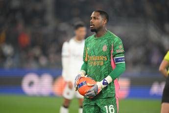 Maignan furia per rigore assegnato alla Roma Bartesaghi deve tagliarsi il braccio Maignan furia per rigore assegnato alla Roma Bartesaghi deve tagliarsi il braccio