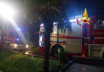 Maltempo a Roma si allaga seminterrato salvate due ragazze