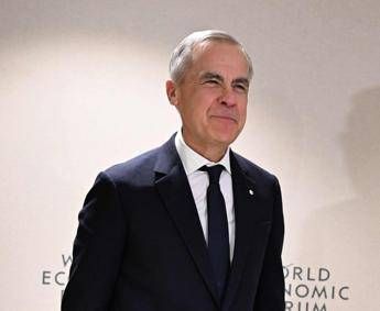Mark Carney diventa lidolo degli anti Trump a Davos e Lutnick riceve fischi