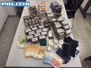 Maxi blitz antidroga a Bergamo arresti, sequestri e cannabis shop nel mirino