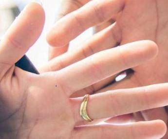 Mi sposi la proposta a sorpresa nellufficio di polizia dopo il furto dellanello