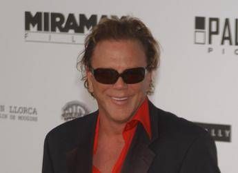 Mickey Rourke rischia lo sfratto e chiede aiuto ai fan Mi servono 59mila dollari