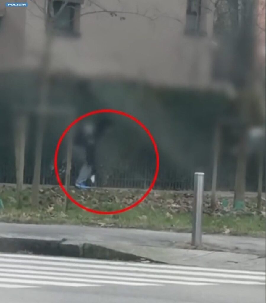 Milano, spaccia e nasconde cocaina sotto le foglie all’interno del parco arrestato dalla Polizia di Stato