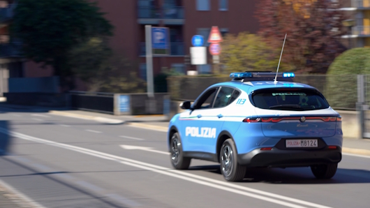 Minaccia una donna con una pistola dopo un diverbio stradale rintracciato dalla Polizia di Stato