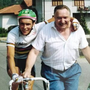 Mirco Gualdi in maglia iridata con papa Angelo