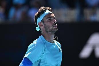 Musetti problema fisico contro Djokovic si ritira dagli Australian Open Musetti problema fisico contro Djokovic si ritira dagli Australian Open