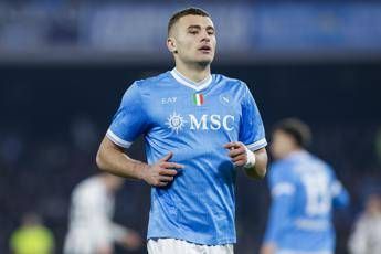 Napoli Verona rigore e momentaneo 0 2 dei gialloblu tra le proteste. Cose successo