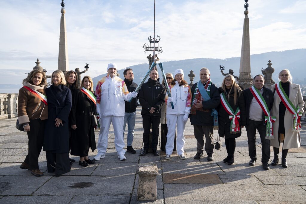 Olimpiadi, la fiamma olimpica solca il Lago Maggiore il Sottosegretario Morelli a Stresa per il passaggio storico”