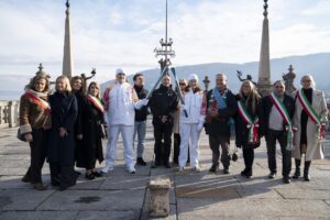 Olimpiadi, la fiamma olimpica solca il Lago Maggiore il Sottosegretario Morelli a Stresa per il passaggio storico”