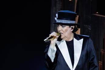 Renato Zero ferma il concerto e abbraccia Enrica Bonaccorti in platea la dedica speciale Renato Zero ferma il concerto e abbraccia Enrica Bonaccorti in platea la dedica speciale