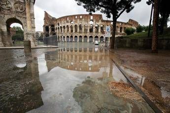Roma crolla albero vicino al Colosseo vigili del fuoco sul posto Roma crolla albero vicino al Colosseo vigili del fuoco sul posto