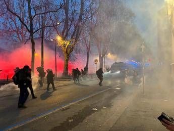 Scontri a corteo per Askatasuna petardi e bombe carta contro le forze dellordine Scontri a corteo per Askatasuna petardi e bombe carta contro le forze dellordine