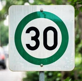 Segnali stradali verdi il mistero dei cartelli in Europa