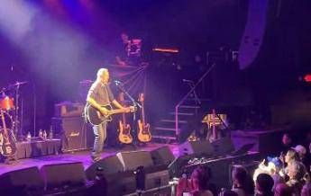 Springsteen suona a sorpresa a Minneapolis sulla chitarra Arrest the President Springsteen suona a sorpresa a Minneapolis sulla chitarra Arrest the President